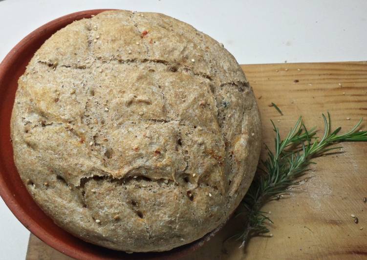 Pan casero de centeno con orégano y tomate deshidratado