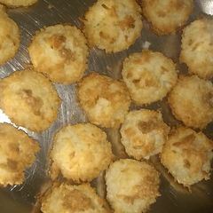 A picture of Coconut Macaroons.