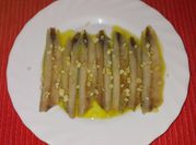 Una foto de boquerones en vinagre con ajo y perejil