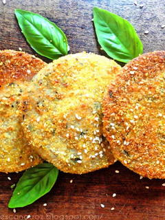 Una foto de Milanesas vegetarianas / veganas de soja y arroz integral. Rellenas con queso y albahaca. SIN GLUTEN