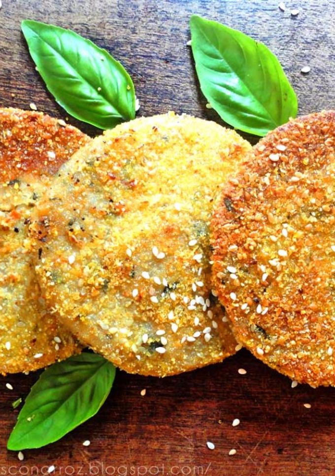 Una foto de Milanesas vegetarianas / veganas de soja y arroz integral. Rellenas con queso y albahaca. SIN GLUTEN
