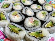Una foto de sushi de mango