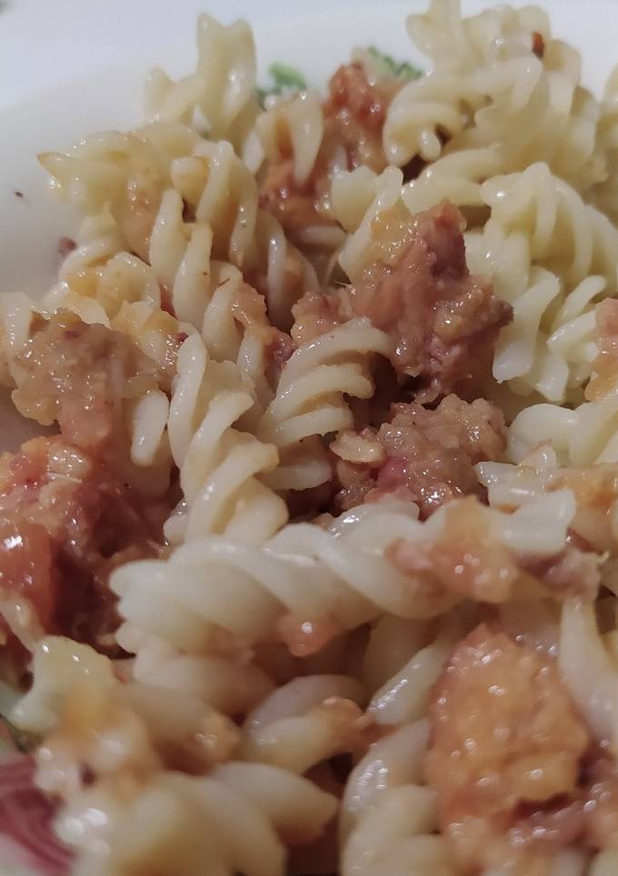 Макарони з рибною консервою