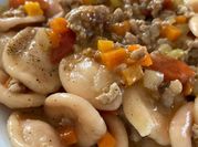 Una foto di carne macinata pasta ragù