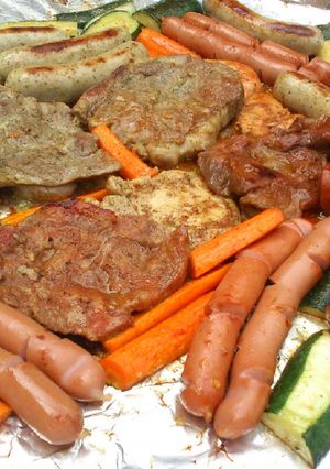Grillezett tarja és kolbászok recept fotója