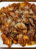 Đùi gà xào cay Hàn Quốc dakgalbi  - 닭갈비