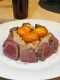 Solomillo con arroz a la soja y yema curada