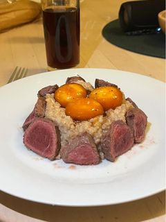 Una foto de Solomillo con arroz a la soja y yema curada