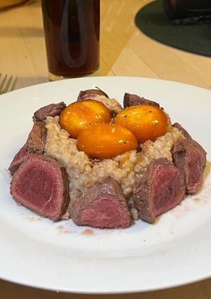 Una foto de Solomillo con arroz a la soja y yema curada