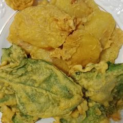 A picture of Aloo k pakoray.