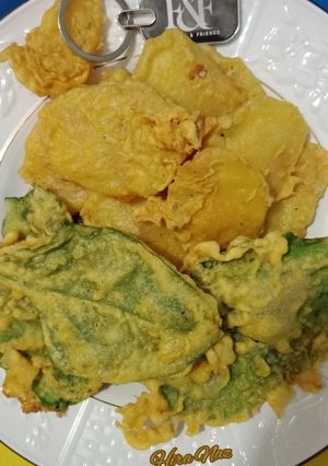 A picture of Aloo k pakoray.