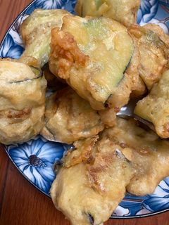 Hình của món Món chay: cà tím cuốn chiên giòn.