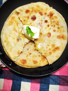 চীজি আলু পরোটা (Cheesy Aloo Porota Recipe in Bengali) রেসিপির প্রধান ছবি