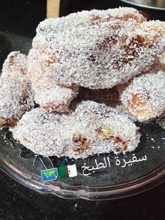 صورة لوصفة حلوة جزائرية 🇩🇿 "صبيعات لعروسة" بالمربى المشمش و جوز الهند