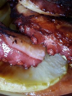 Una foto de Pulpo con manzana
