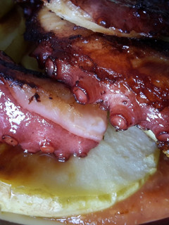 Una foto de Pulpo con manzana