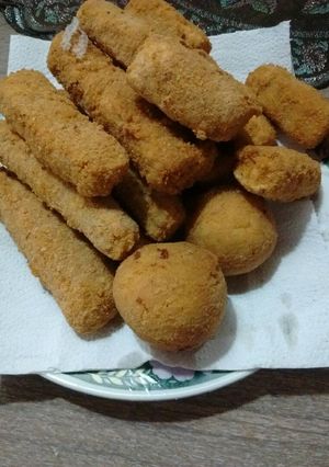 Una foto de Bombas de papas y bastones de queso