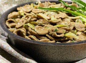 Foto di Orecchiette di grano arso al forno, con puntarelle, olive e burrata