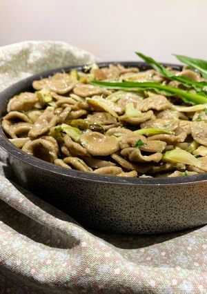 Foto di Orecchiette di grano arso al forno, con puntarelle, olive e burrata