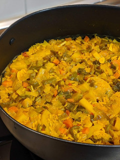 Una foto de Bacalao con arroz, patatas y verduras