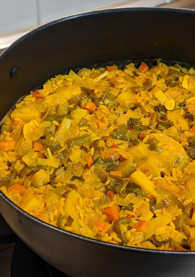 Una foto de Bacalao con arroz, patatas y verduras