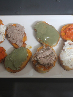 Una foto de Tostadas untadas de gazpacho y más cosas