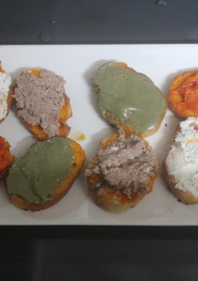 Una foto de Tostadas untadas de gazpacho y más cosas