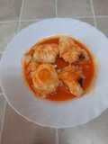 Filetes de merluza en salsa de pimientos de piquillo con huevo