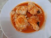Una foto de filete de pescado con pimiento
