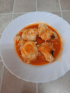 Una foto de Filetes de merluza en salsa de pimientos de piquillo con huevo