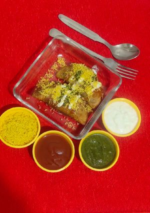 ઘૂઘરા કચોરી ચાટ (Ghughra Kachori Chaat Recipe In Gujarati) રેસીપી મુખ્ય ફોટો