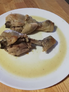 Una foto de Muslitos al vino blanco