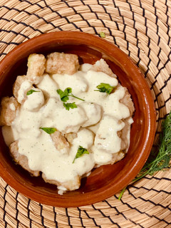 Una foto de Gnocchis integrales de patata con salsa vegana de eneldo 🥔 🌱