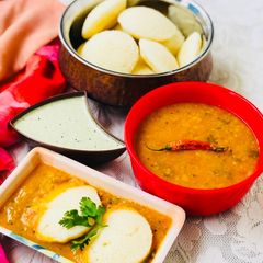 A picture of Rawa Idli With Chutney.