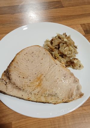 Una foto de Emperador con salsa de berenjena