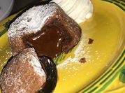 Una foto di tortino cioccolato