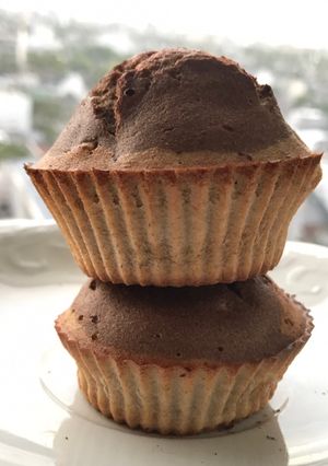 Una foto de Muffins marmolados con chocolate y frutos secos ❤️