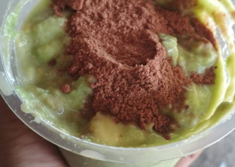 Alpucok (alpukat kocok) milo