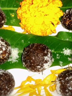 अंजीर कोकोनट लड्डू (Anjeer coconut ladoo recipe in hindi) रेसिपी मुख्य फोटो