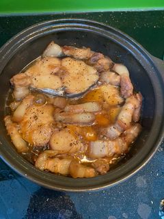 Hình của món Cá thu kho tộ.