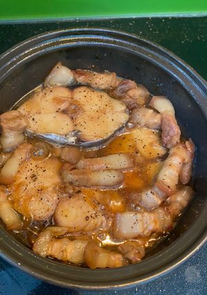 Hình của món Cá thu kho tộ.