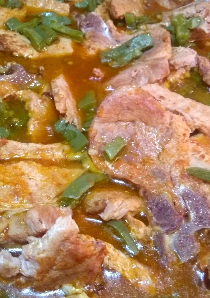 Una foto de Chuleta ahumada con nopales