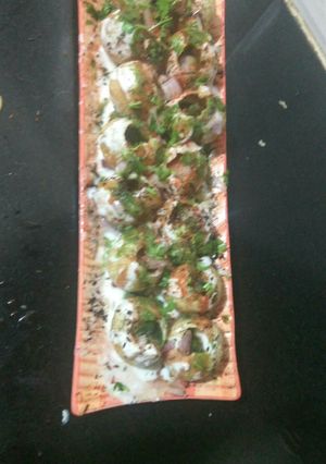 A picture of दही पूरी.