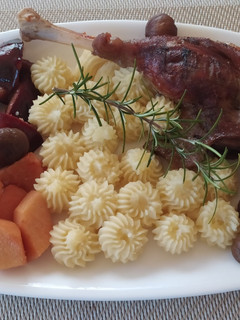 Libasült burgonyapürével és őszi gyümölcsökkel #gluténmentes#tejmentes recept fotója