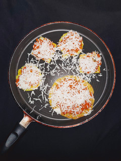 દૂધી ઢોકળા પીઝા (Dudhi Dhokla Pizza Recipe In Gujarati) રેસીપી મુખ્ય ફોટો