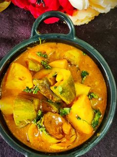 आलू परवल की सब्जी (aloo parwal ki sabzi recipe in Hindi) रेसिपी मुख्य फोटो