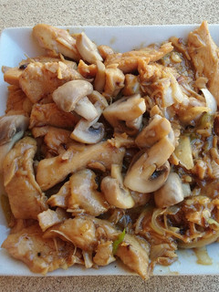 Una foto de Pollo con champiñones en salsa de ostras