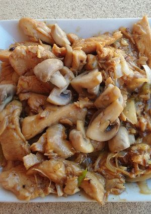 Una foto de Pollo con champiñones en salsa de ostras