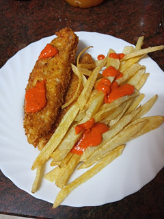 Una foto de Barritas crujientes de gallo con papas fritas y mojo