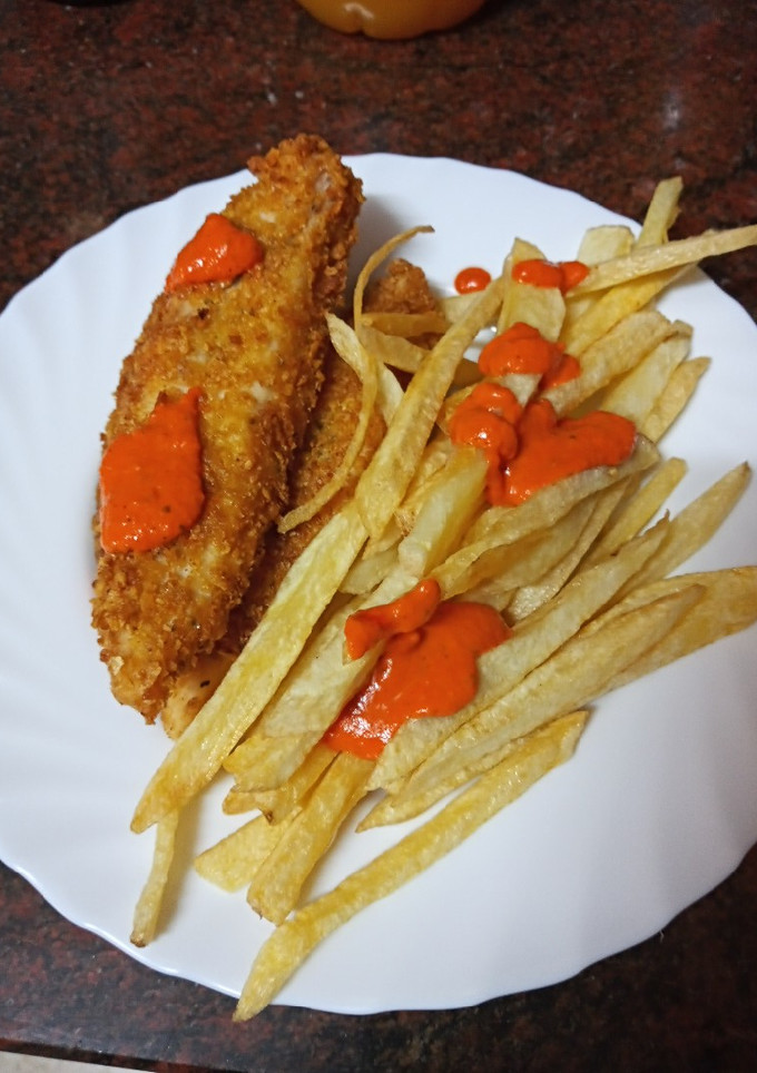 Una foto de Barritas crujientes de gallo con papas fritas y mojo